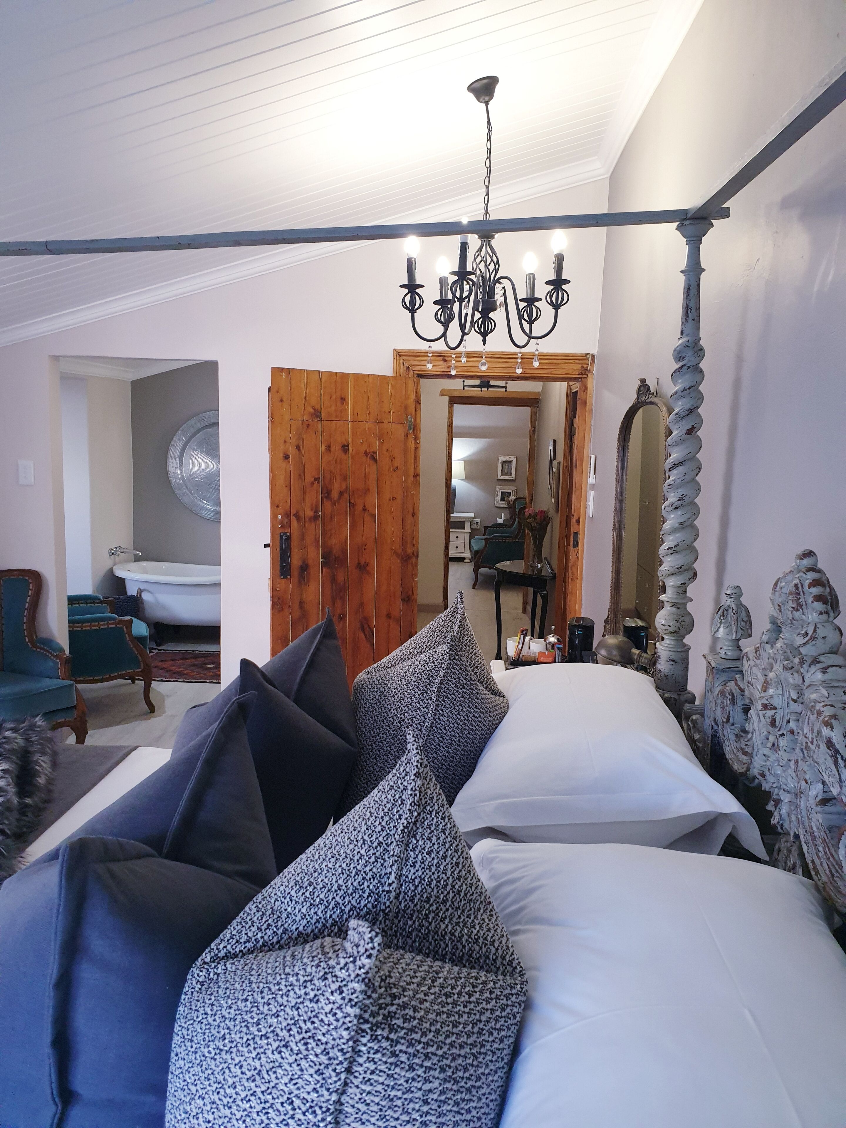 Suite | Decoración personalizada, muebles diferentes y escritorio 