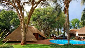 Phòng đôi Deluxe | Trang trí khác biệt, trang bị nội thất với thiết kế riêng biệt, bàn