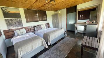 Standaard driepersoonskamer, 1 slaapkamer | Bedden met traagschuimmatrassen, een kluis op de kamer