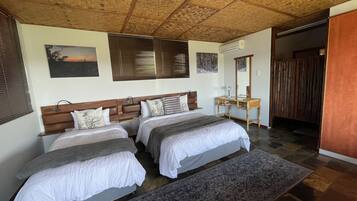 Ropa de cama hipoalergénica y caja de seguridad en la habitación