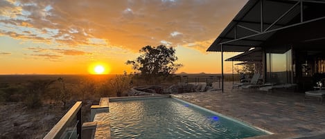 إطلالة على الشارع من المنشأة