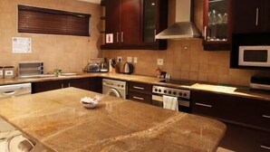 Refrigerador con freezer, microondas, horno, placa de cocina