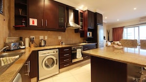 Refrigerador con freezer, microondas, horno, placa de cocina