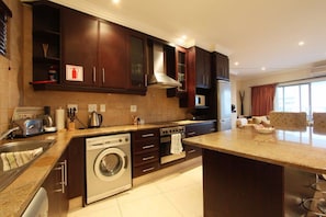 Apartment | Eigene Küche | Großer Kühlschrank, Mikrowelle, Ofen, Herdplatte