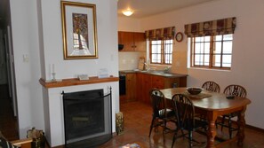 Comfort-Apartment, 1 Schlafzimmer | Essbereich im Zimmer