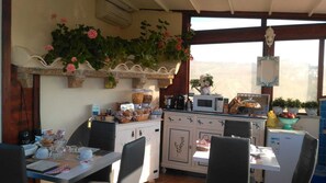 Free daily continental breakfast - Antica Isola (Olbia)
