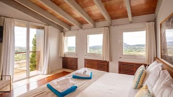Deluxe Suite, Jetted Tub, Sea View | 1 bedroom, premium bedding, desk, blackout drapes