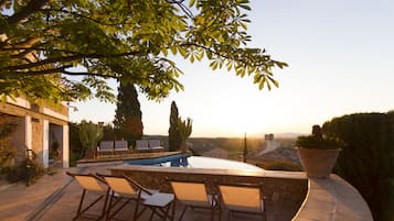 Piscine extérieure, parasols de plage, chaises longues