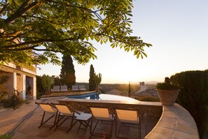 Outdoor pool, pool umbrellas, pool loungers - Can Cota Suites & Spa - Turismo de interior (Selva)