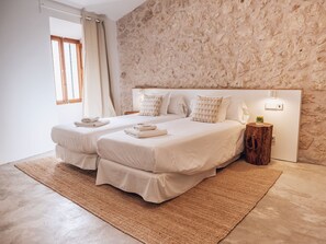Premium bedding, desk, blackout curtains, free WiFi - Can Cota Suites & Spa - Turismo de interior (Selva)