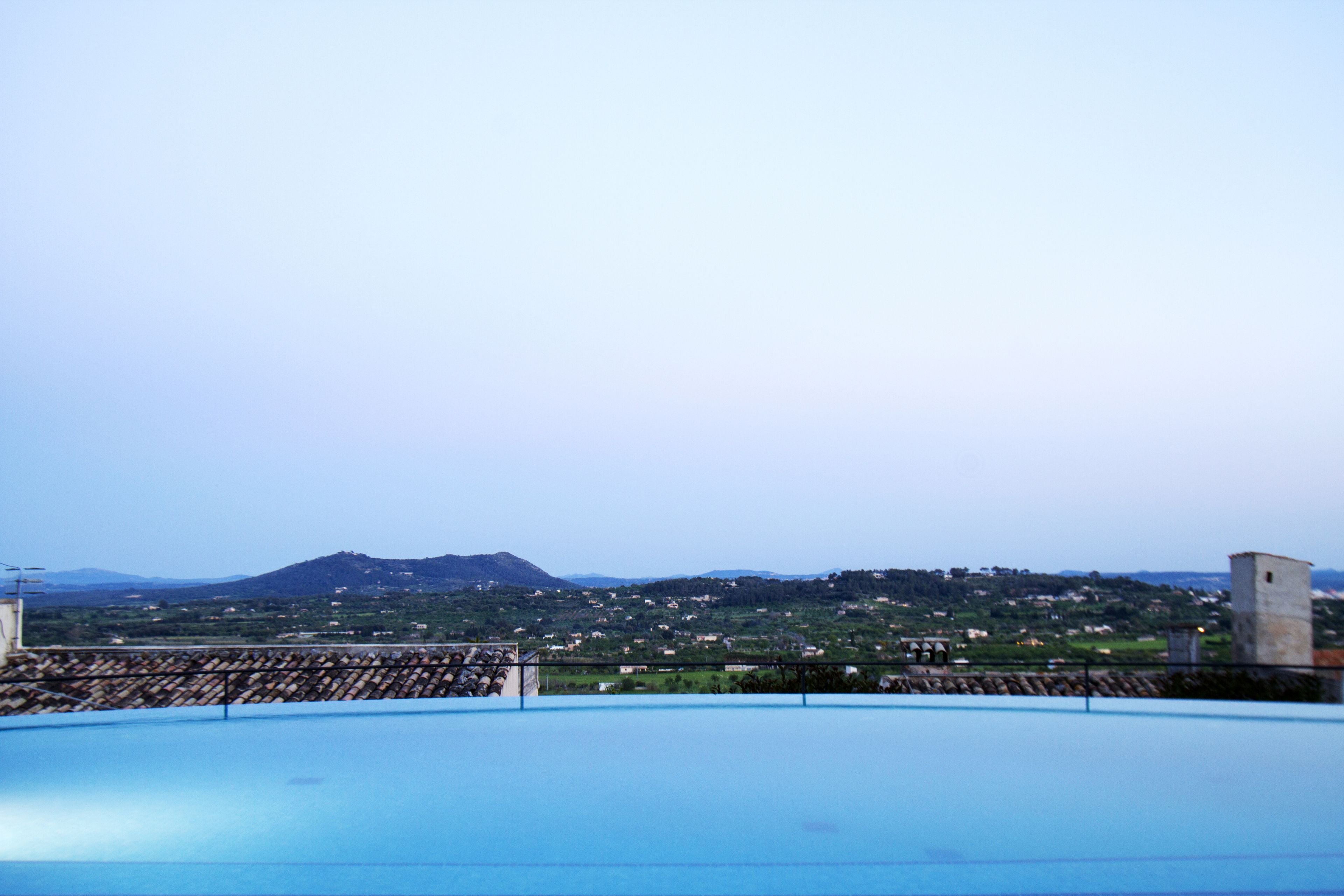 Una piscina al aire libre, sombrillas, tumbonas