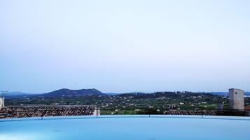 Piscina externa, guarda-sóis, espreguiçadeiras