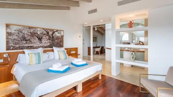 Deluxe Suite, Jetted Tub, Sea View | Kylpyhuoneen pesuallas