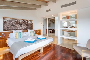 Deluxe Suite, Jetted Tub, Sea View | Lavabo del cuarto de baño