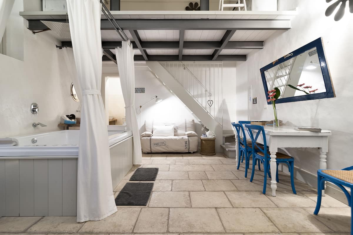 Suite, bubbelbad | 1 slaapkamer, Italiaanse Frette-lakens, luxe beddengoed