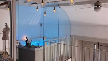 Vasca e doccia separate, vasca idromassaggio, soffione a pioggia