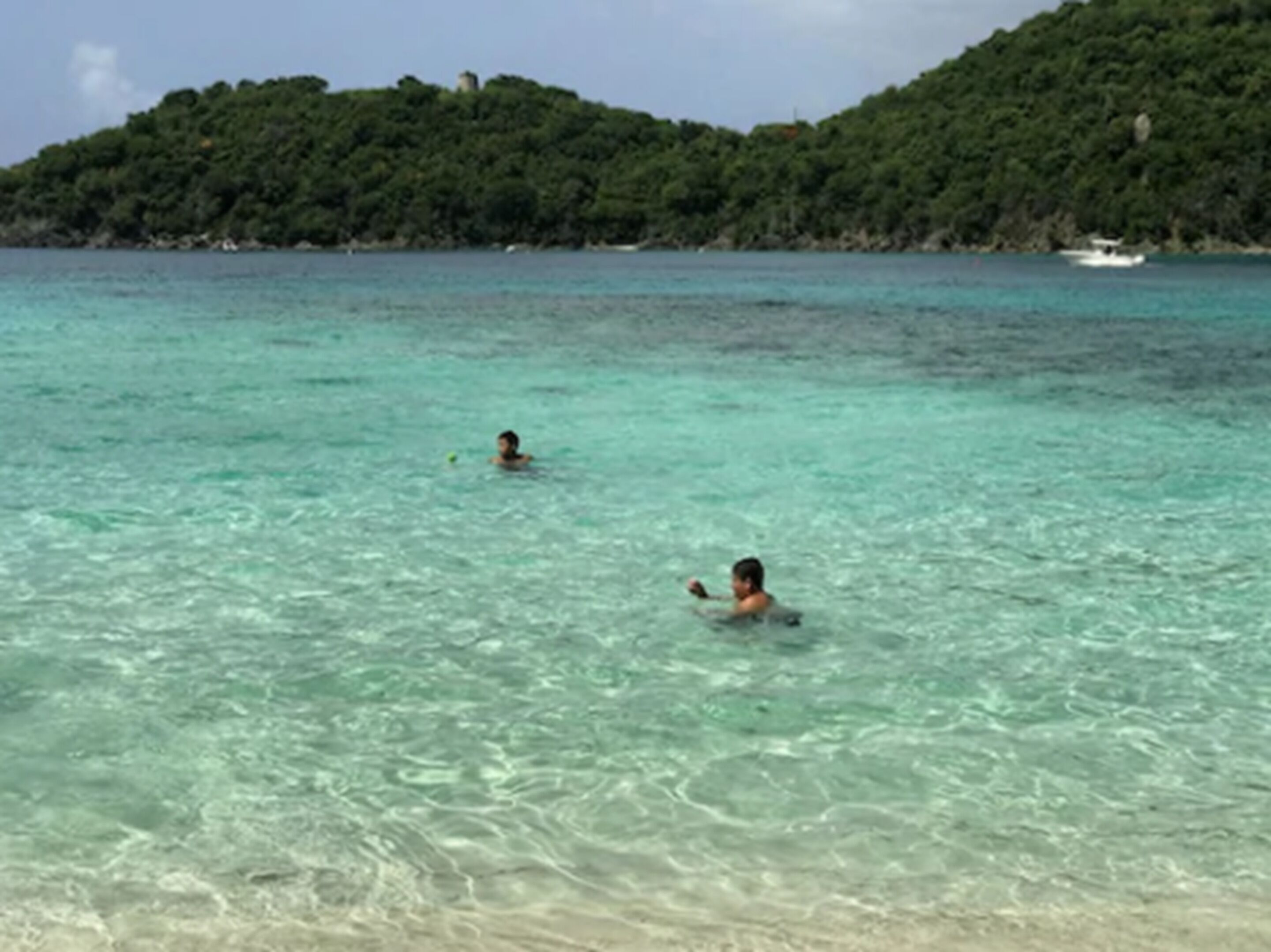Ubicación cercana a la playa y arena blanca