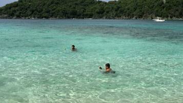 Ubicación cercana a la playa y arena blanca