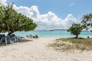 Di pantai dan pasir putih