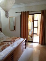 Ropa de cama de alta calidad, escritorio y cortinas blackout 