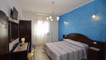 Minibar, caja de seguridad en la habitación y decoración personalizada