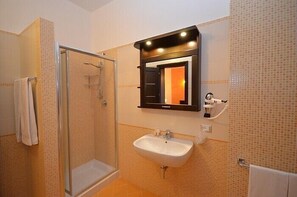 Douche, sèche-cheveux, bidet, serviettes fournies