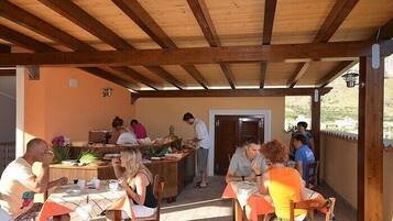 Colazione a buffet inclusa, servita tutte le mattine 