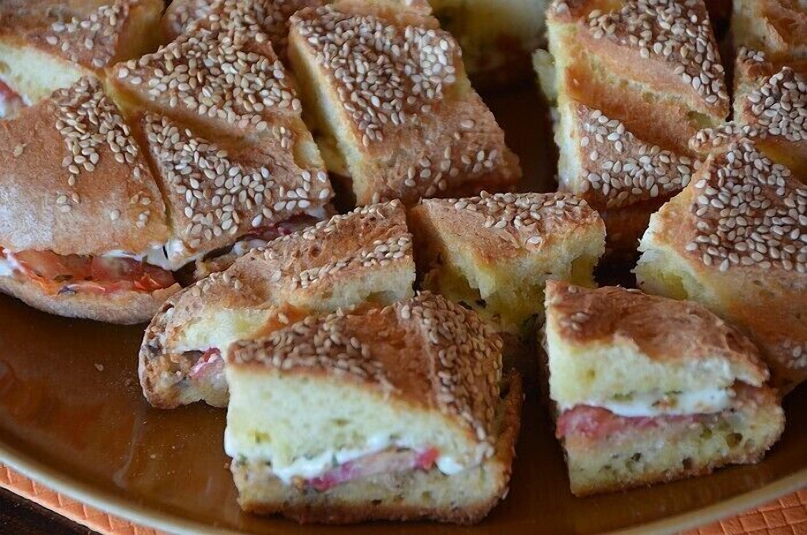 Ein Teller mit Sesam-Brötchen-Sandwiches.