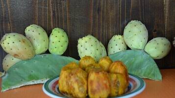Um prato de comida com várias frutas verdes e uma folha verde.