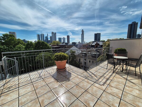 أغطية فراش متميزة وميني بار وخزنة داخل الغرفة ومكتب