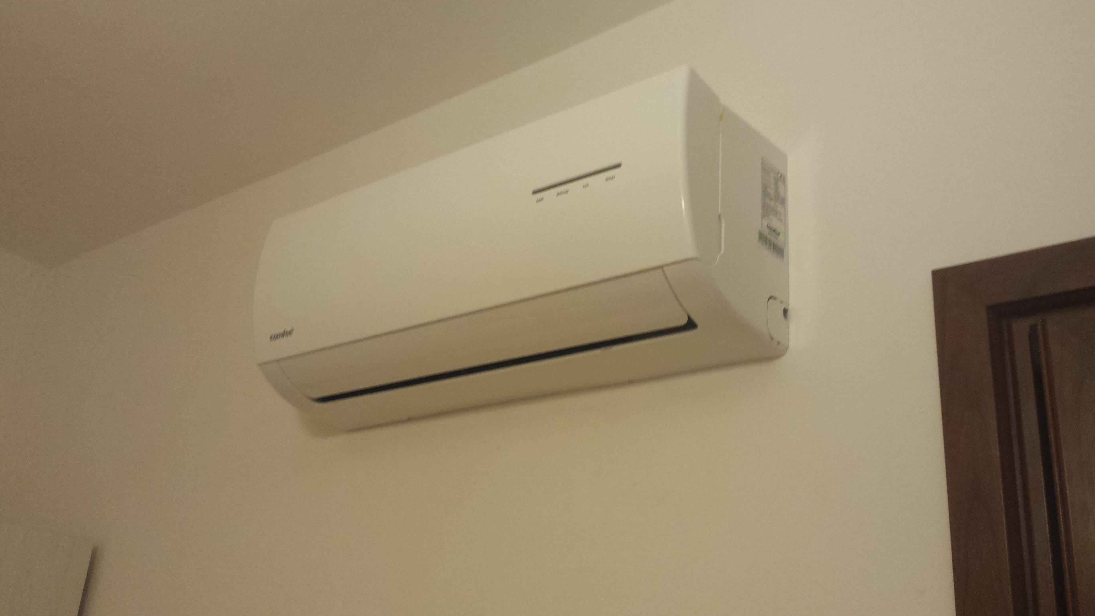 Un equipo de aire acondicionado blanco, instalado en la pared.