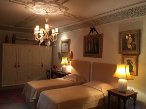 奢华双床房 | 高档床上用品、客房内保险箱、特色装修、特色家居