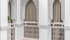 A courtyard with ornate arches and intricate lattice work on the walls. - Dar El Mudal - Adults Only (Marrakech)