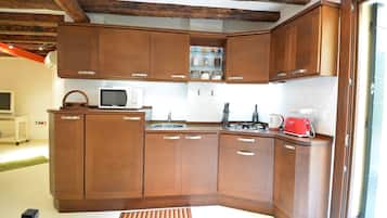 Quarto solteiro | Cozinha privada | Geladeira, micro-ondas, cooktop, torradeira