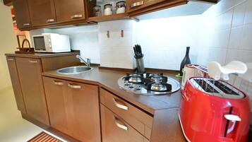 Enkeltværelse | Privat køkken | Køleskab, mikrobølgeovn, kogeplade, brødrister