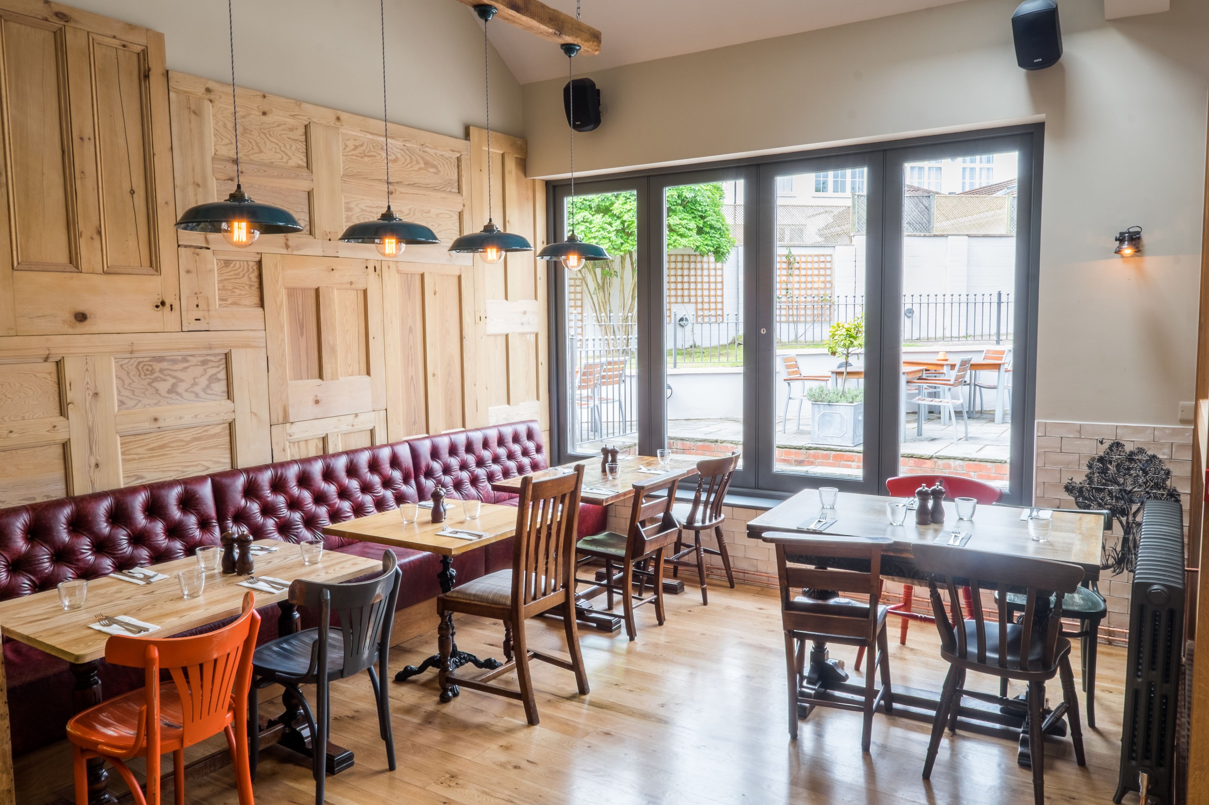 Se sirven almuerzos y cenas, cocina local