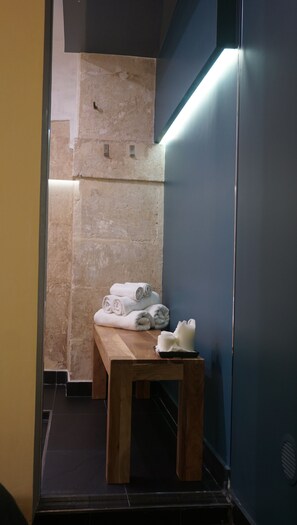Design Studio | Frette Italian sheets, premium bedding, down duvets, memory-foam beds - 1743 Loft Siracusa (Syracuse)