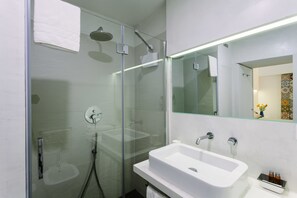 Dusche, kostenlose Toilettenartikel, Haartrockner, Handtücher