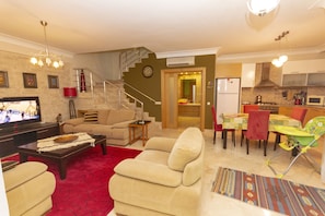 4 bedrooms, premium bedding, desk, soundproofing