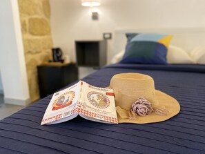 Habitación triple Deluxe, Terraza, vista al jardín | Ropa de cama hipoalergénica, edredón, minibar y escritorio 
