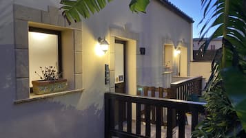 Fachada de la propiedad por la tarde o noche