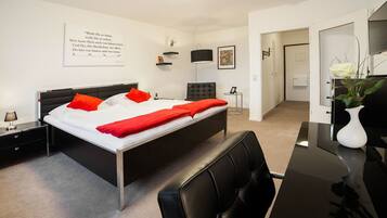 Premium-Doppelzimmer | Individuell dekoriert, Schreibtisch, Verdunkelungsvorhänge