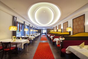 Se sirven almuerzos y cenas; cocina alemana; con vista al jardín