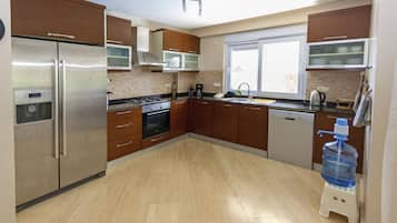 Villa, 4 Bedrooms | Private kitchen | Full-size fridge, microwave, oven, stovetop
