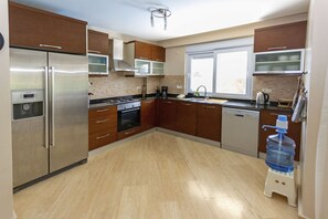 Villa - 4 sovrum | Eget kök | Stort kylskåp, mikrovågsugn, ugn och spishäll