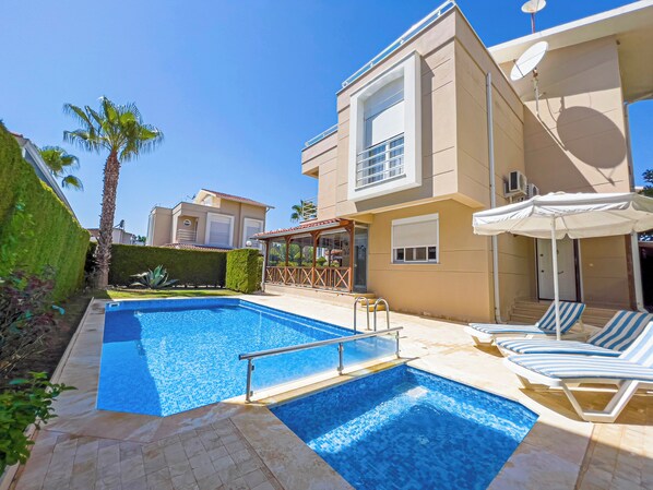 Outdoor pool, pool umbrellas, pool loungers - Paradise Town Villa Marina (Serik)