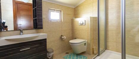 Villa, 4 Bedrooms | Bathroom | Jetted tub, free toiletries, hair dryer, towels