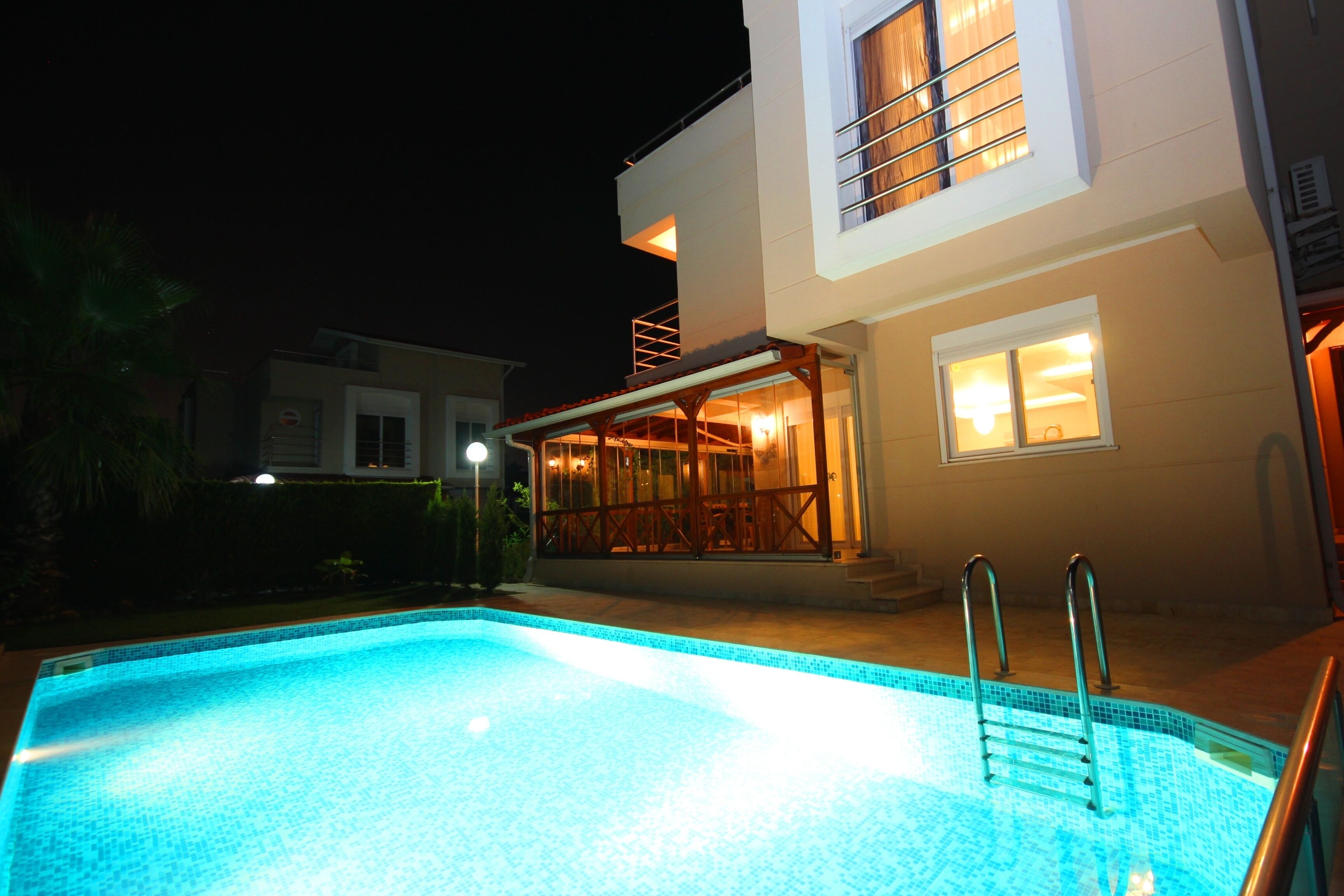 Kolam renang outdoor, dengan payung kolam renang dan kursi berjemur