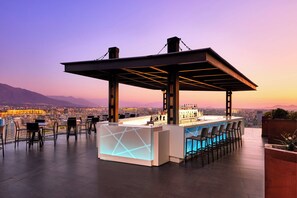 A rooftop bar with a modern design, featuring a bar counter and seating area. - AC Hotel Santiago Costanera Center (Santiago)