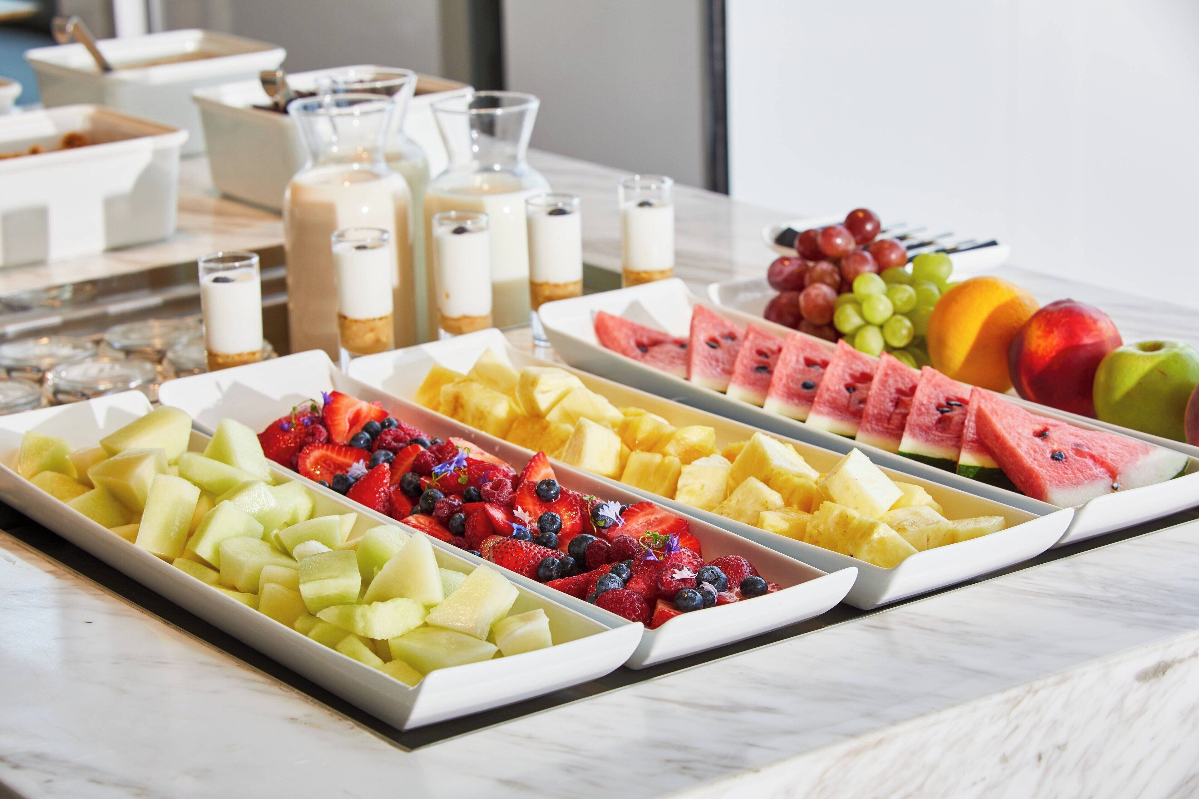 Un buffet proposant une variété de fruits et de desserts.